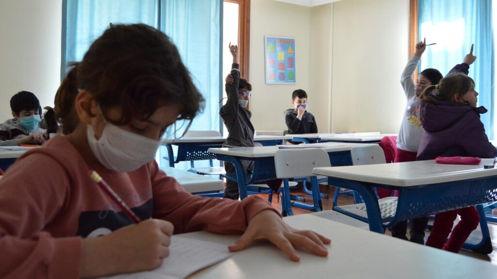 Education turns into a game with flash card sentences